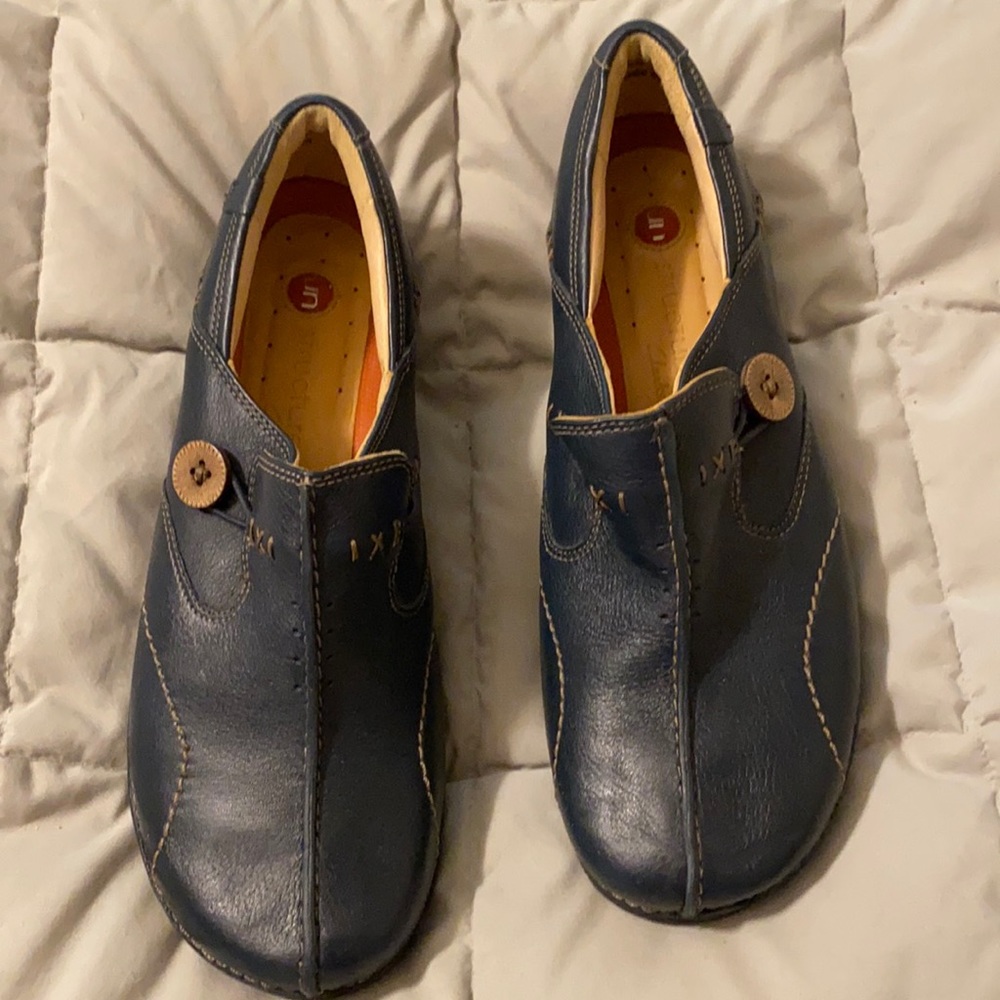 Clarks shoe. Navy leather. Size 8. Never worn.